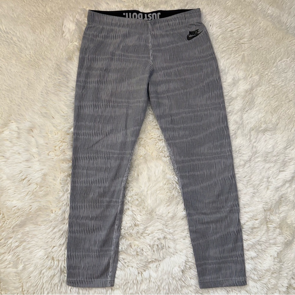Nike Curvy Stripe Patterned Grey & Black Leggings